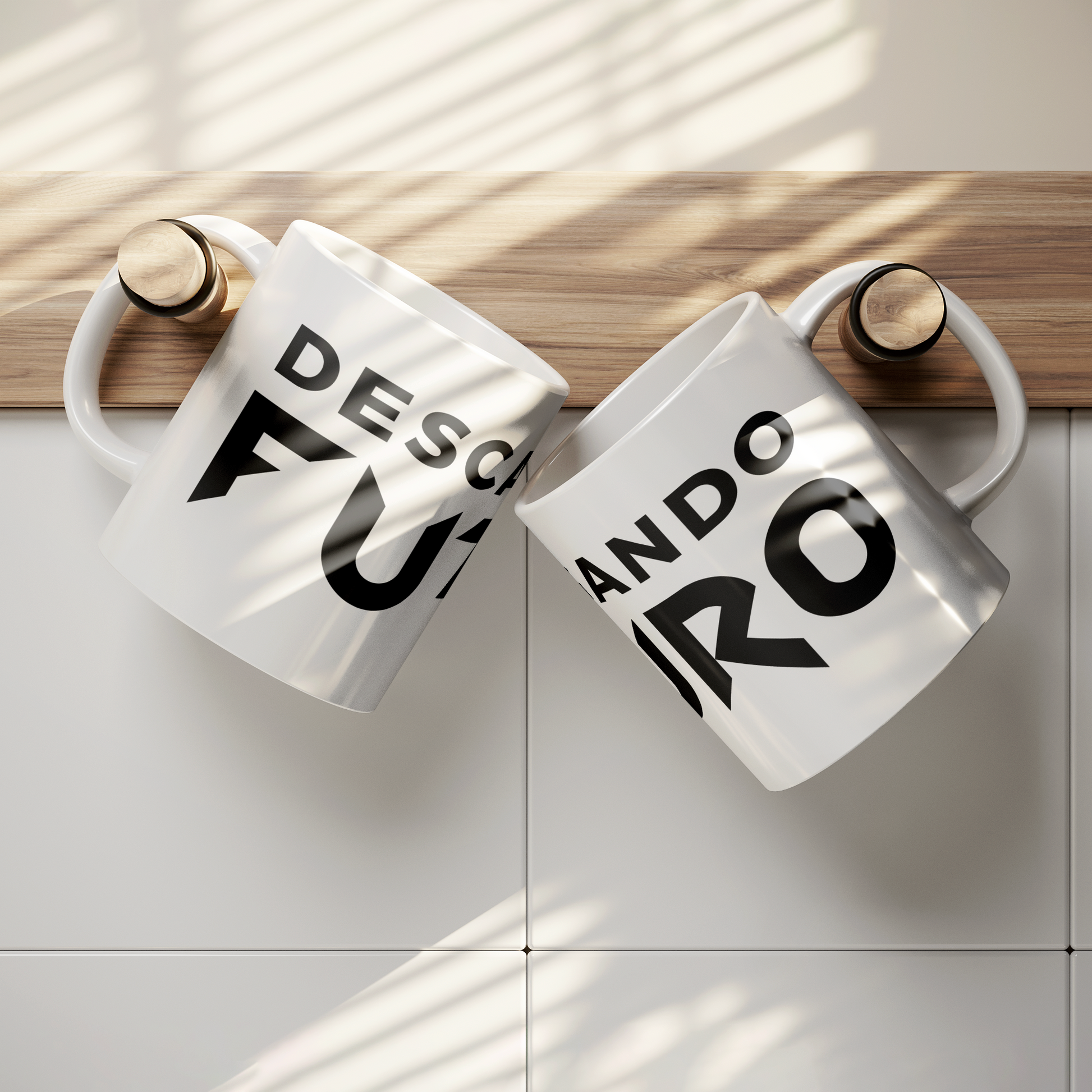 Taza_-_Descargando_Futuro_Lifestyle_Hanging_Mockup.png