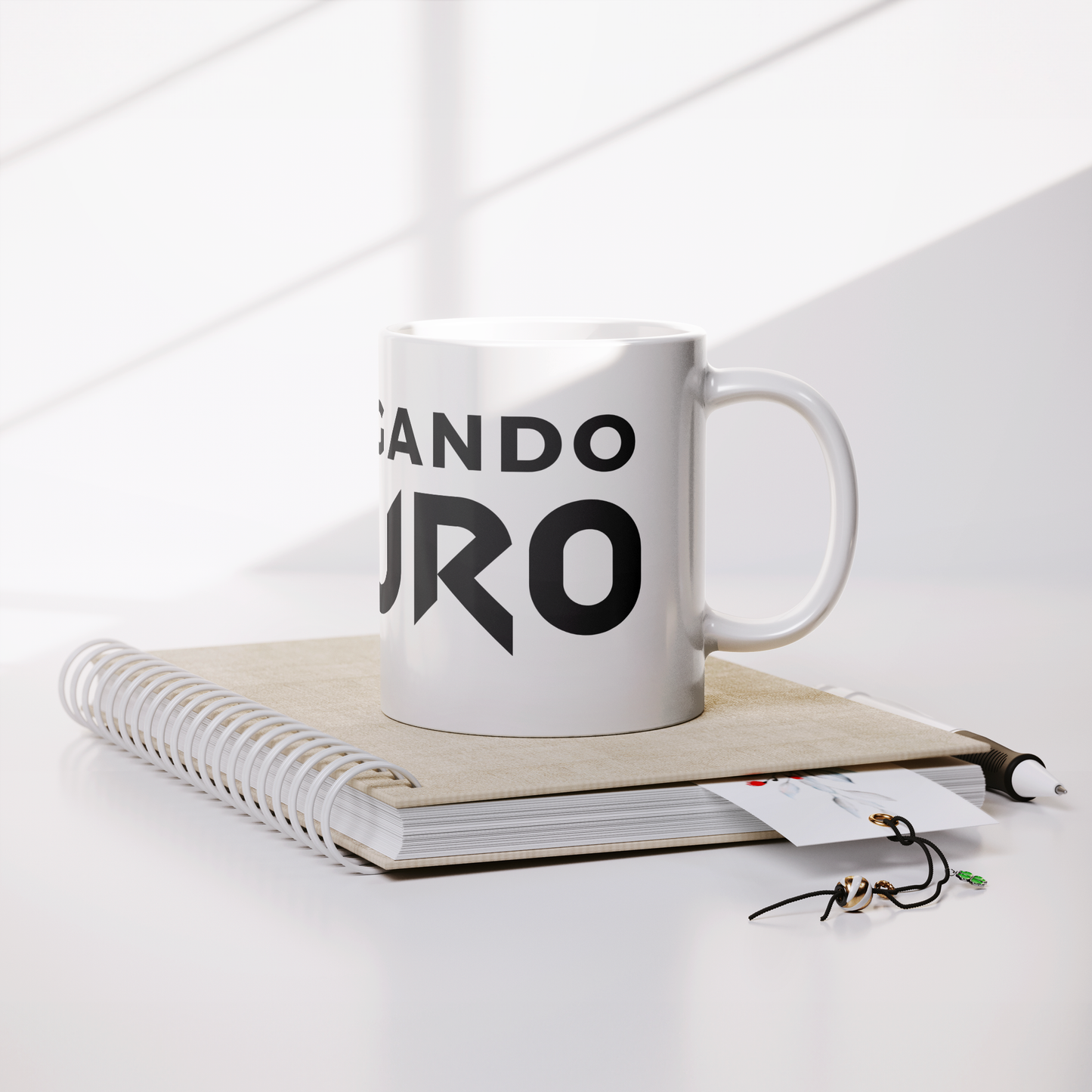 Taza_-_Descargando_Futuro_Lifestyle_Notebook_Mockup.png