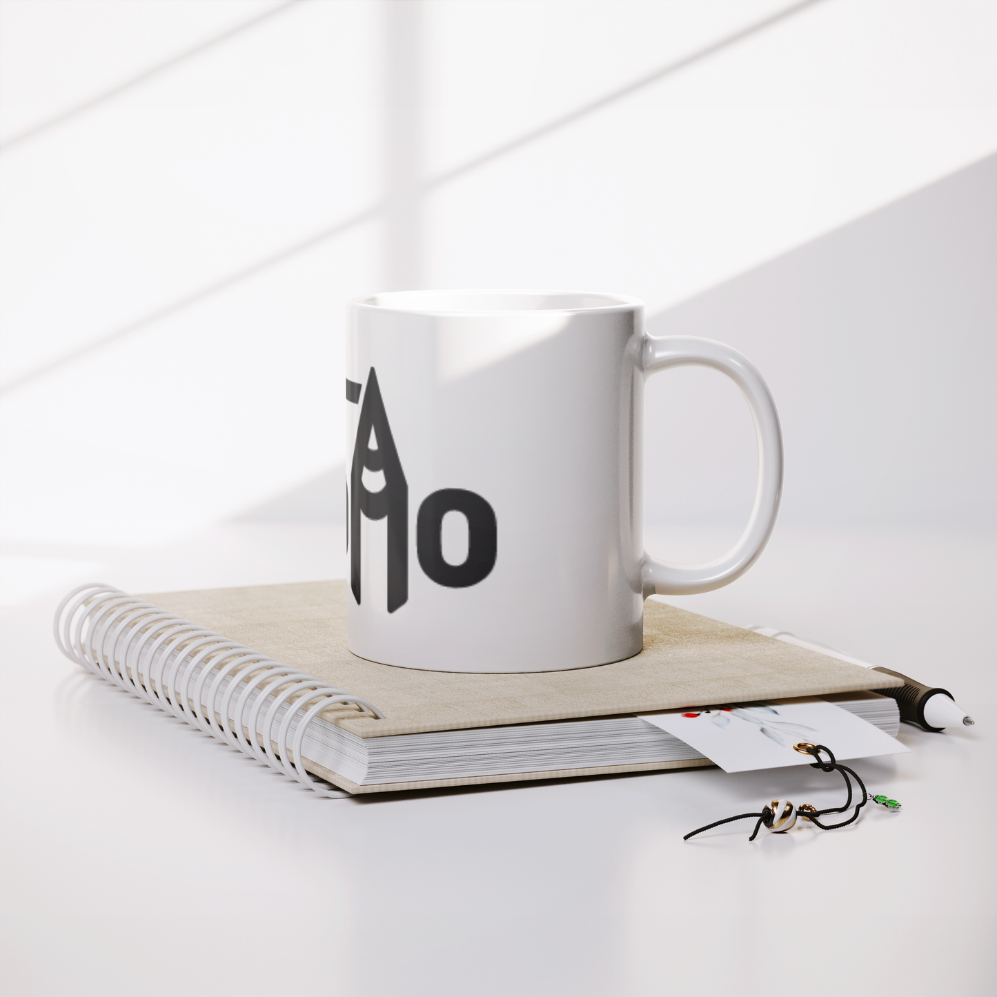 Taza_-_Penta_Cromo_Lifestyle_Notebook_Mockup.png